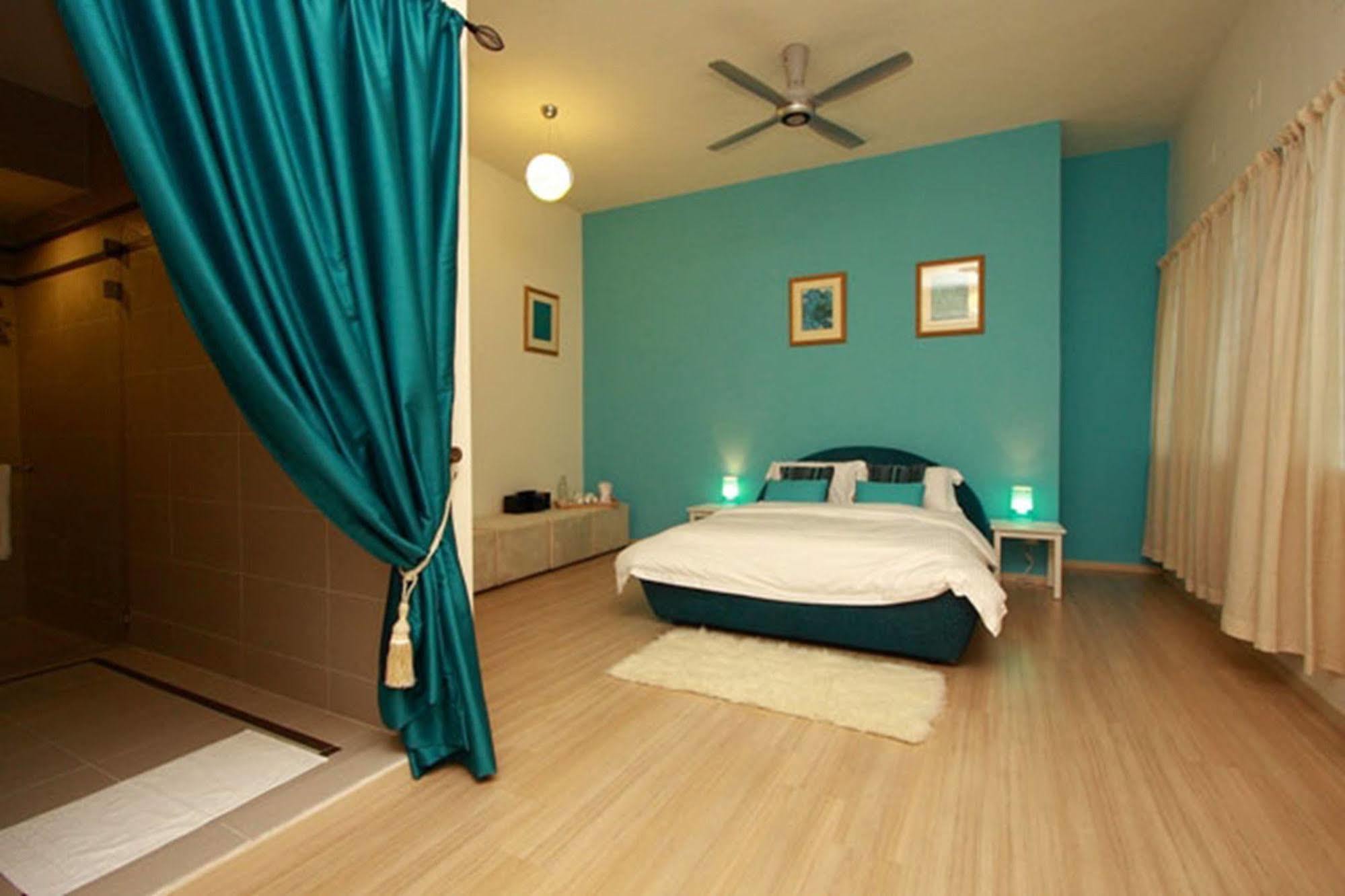 Chymes Hotel Tanjung Bungah  Bagian luar foto